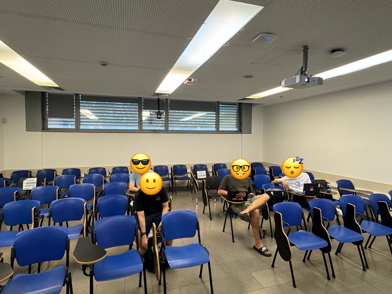 4-5 הסטודנטים בכיתה, עם סמיילים על הפרצופים